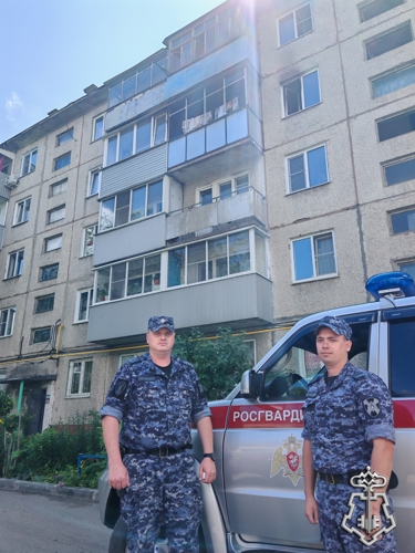 В Новоалтайске сотрудники вневедомтсенной охраны спасли людей из горящего дома