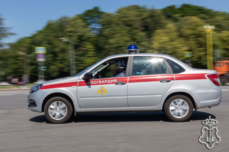 Барнаульские росгвардейцы оперативно спасли людей из горящего здания