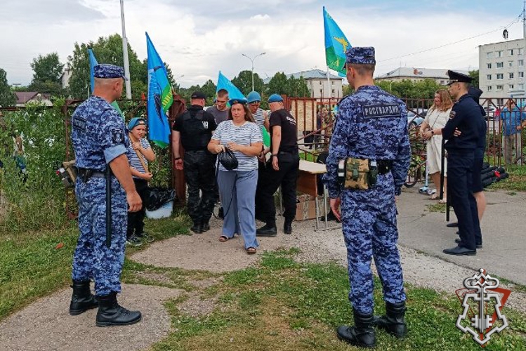Алтайские росгвардейцы обеспечили охрану порядка в День ВДВ