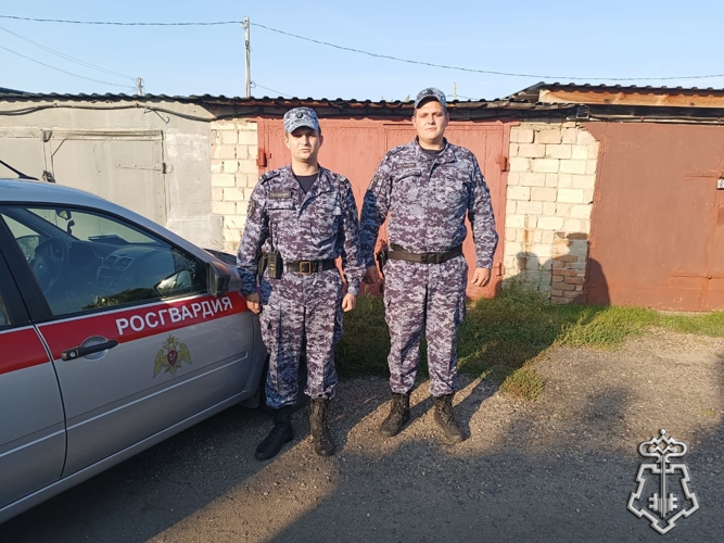 Сотрудники вневедомственной охраны Росгвардии спасли автомобиль из горящего гаража