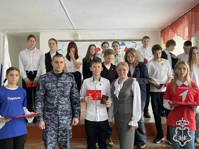 Сотрудники вневедомственной охраны вручили юным бийчанам первые паспорта