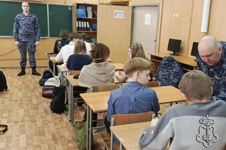 Новоалтайские росгвардейцы провели урок мужества
