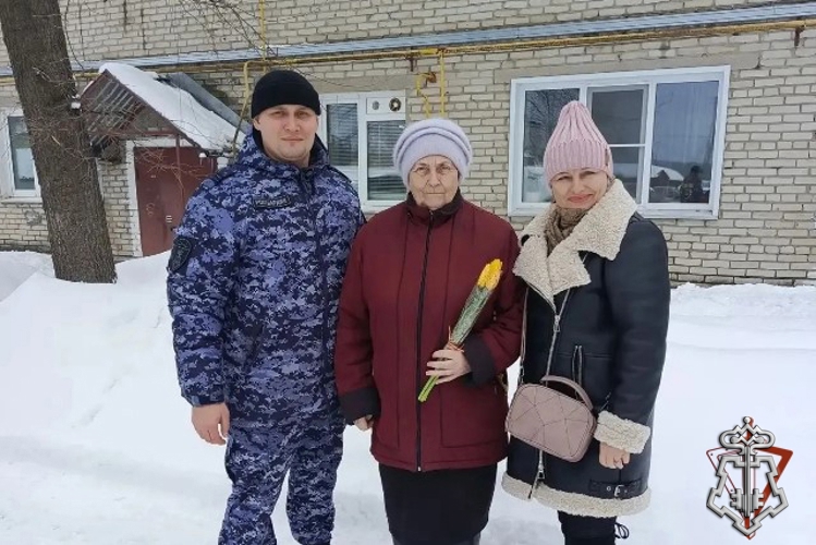 Сотрудники вневедомственной охраны Троицкого района поздравили маму Героя России