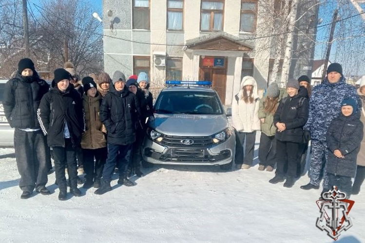 Алтайская Росгвардия организовала День открытых дверей с учащимися Топчихинской СОШ № 2
