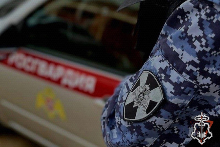 Алтайские росгвардейцы задержали барнаульца за нападение