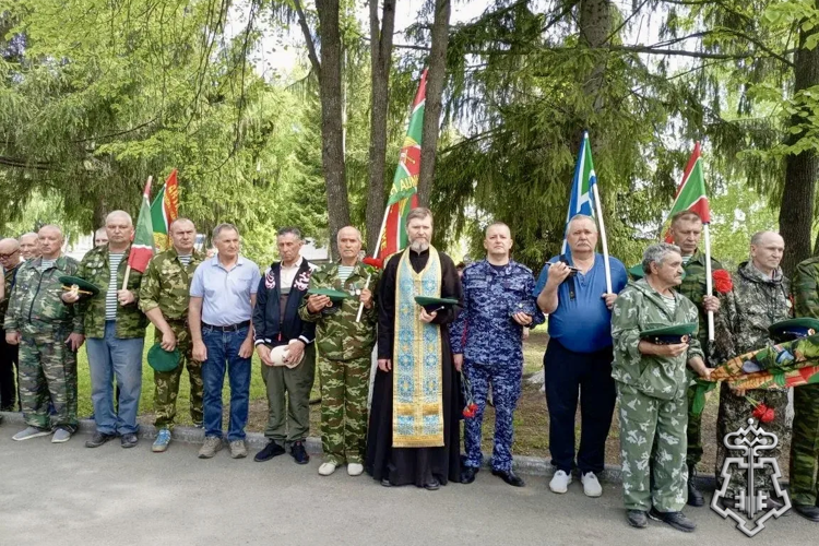 Сотрудники Росгвардии почтили память пограничников в Троицком районе