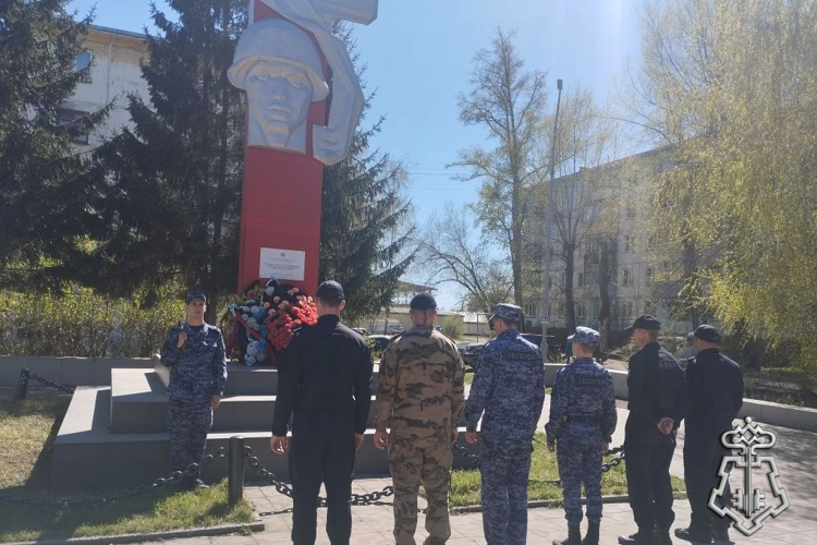 Росгвардейцы города Бийска привели в порядок памятник «Воинам - освободителям»