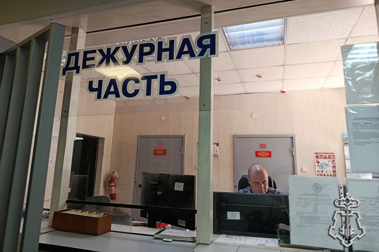 В Новоалтайске сотрудники вневедомственной задержали подозреваемую в совершении открытого хищения из магазина