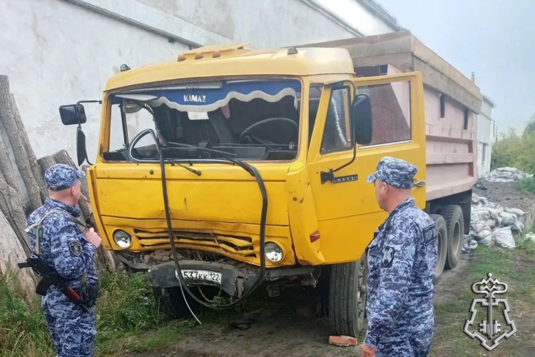 Сотрудники вневедомственной охраны задержали жителя Мамонтовского района по подозрению в угоне КАМАЗа