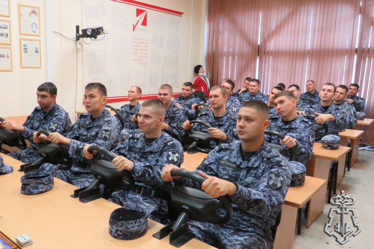 Сотрудники вневедомственной охраны повысили навыки контраварийного и защитного вождения