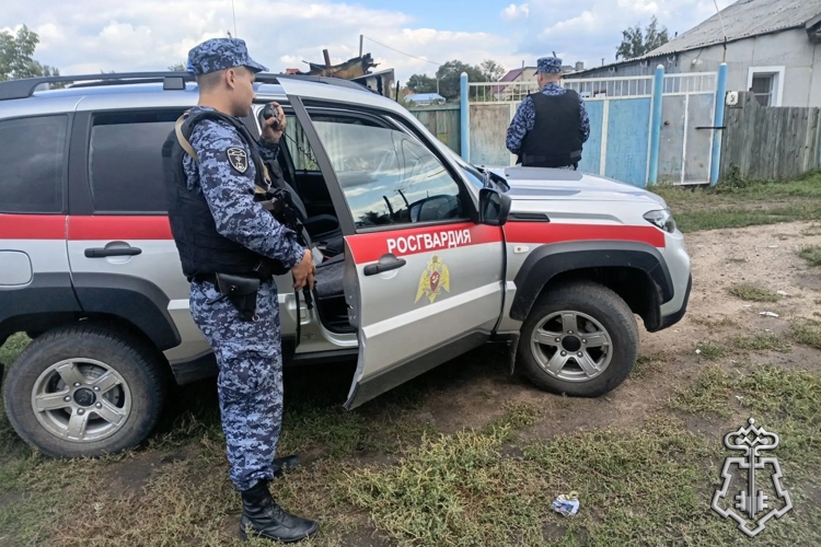 Сотрудники Росгвардии в Славгороде предотвратили взрыв газа и спасли семью при пожаре