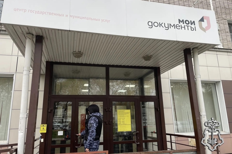 В Бийске росгвардейцы задержали дебошира, мешавшего работе МФЦ