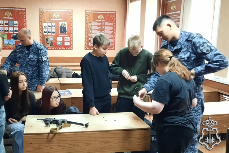 В Барнауле сотрудники вневедомственной охраны провели день открытых дверей для школьников