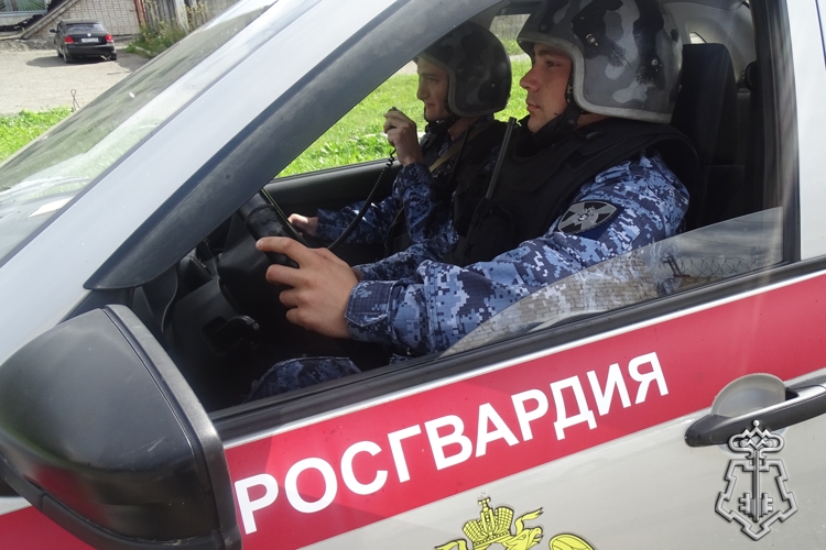 Сотрудники Росгвардии задержали жителя Барнаула за угрозу убийством и порчу имущества соседа