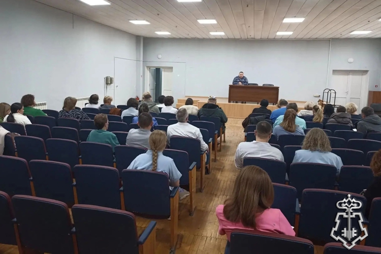 Задача - борьба с имущественными преступлениями. Сотрудники вневедомственной охраны проводят встречи и собрания в трудовых коллективах