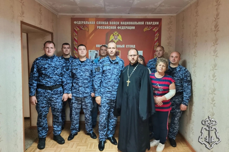 Росгвардейцы встретились с представителем духовенства