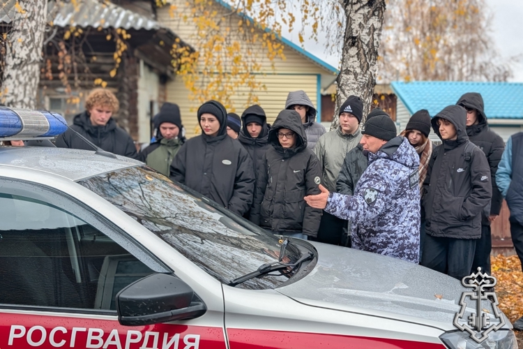 В Мамонтовском районе росгвардейцы провели День открытых дверей для школьников